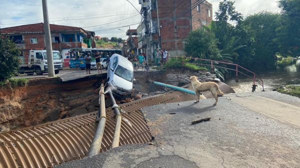 Ponte foi destruída pela força da água da chuva em Planalto Serrano, na Serra por Kaique Dias/TV Gazeta