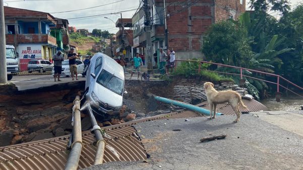 Ponte foi destruída pela força da água da chuva em Planalto Serrano, na Serra