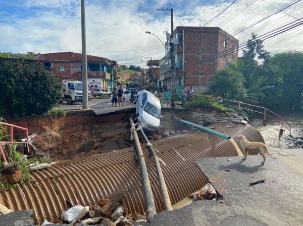 Ponte foi destruída pela força da água da chuva em Planalto Serrano, na Serra por Kaique Dias/TV Gazeta