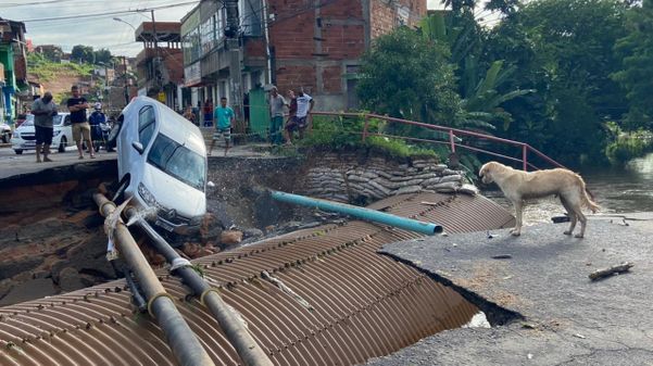Ponte foi destruída pela força da água da chuva em Planalto Serrano, na Serra por Kaique Dias/TV Gazeta