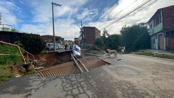 Ponte foi destruída pela força da água da chuva em Planalto Serrano, na Serra por Kaique Dias/TV Gazeta