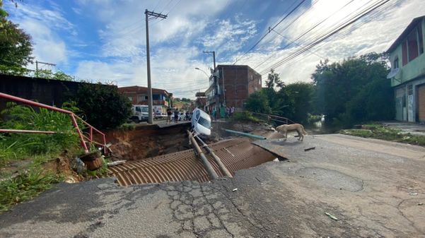 Ponte foi destruída pela força da água da chuva em Planalto Serrano, na Serra por Kaique Dias/TV Gazeta