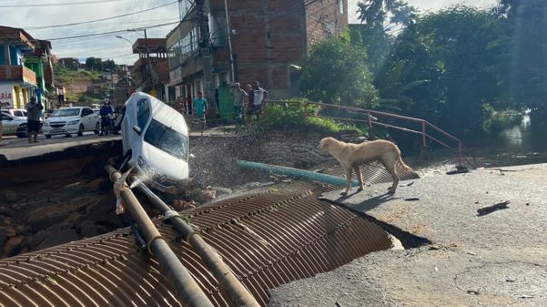 Ponte foi destruída pela força da água da chuva em Planalto Serrano, na Serra por Kaique Dias/TV Gazeta