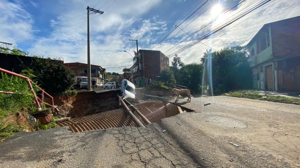 Ponte foi destruída pela força da água da chuva em Planalto Serrano, na Serra por Kaique Dias/TV Gazeta