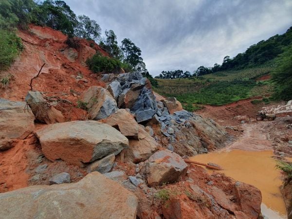 A previsão é que a via seja liberada em dois dias, segundo o DER-ES