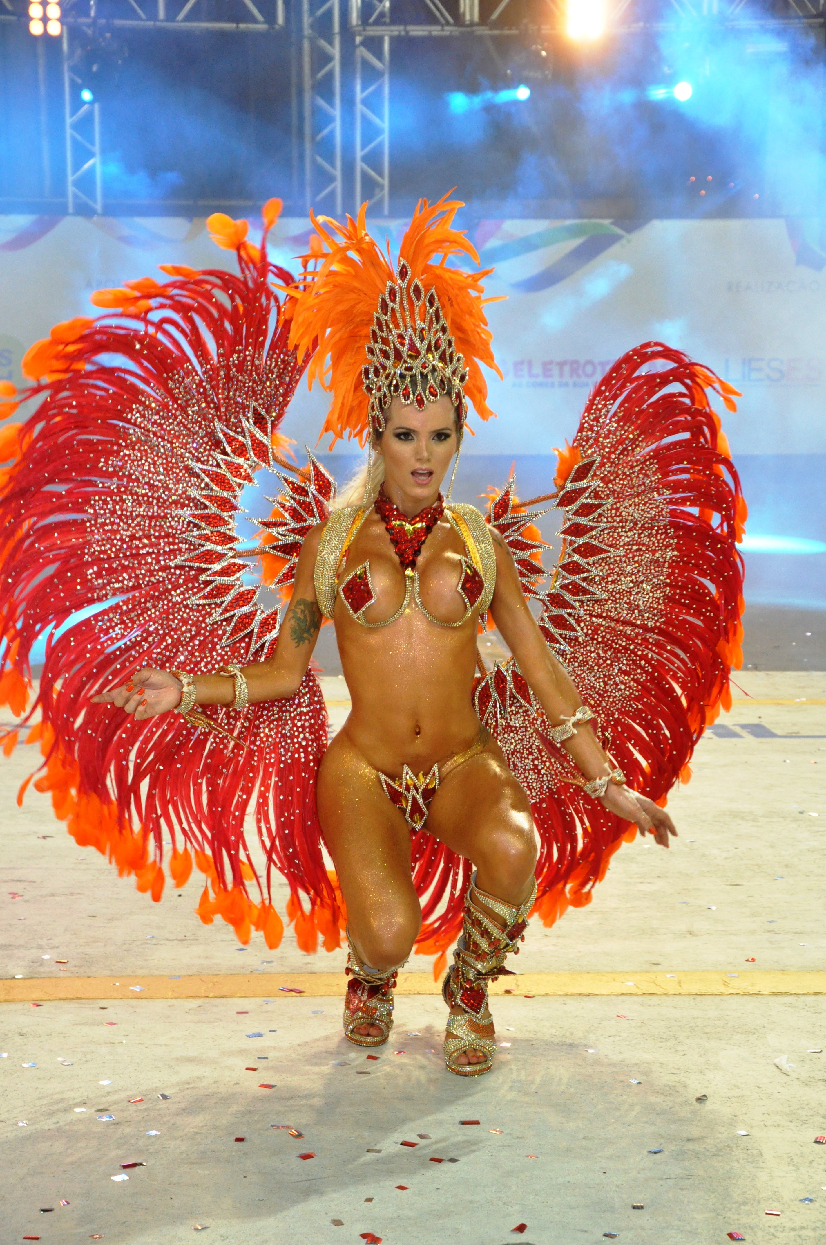 30/01/2016 - A modelo Thalita Zampirolli desfilou como destaque de chão da Boa Vista no Carnaval de Vitória