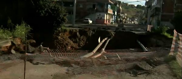 Chuva destruiu ponte e deixou avenida interditada no bairro Planalto Serrano