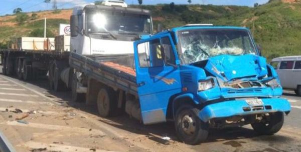 Colatina: acidente envolvendo três caminhões na BR 259
