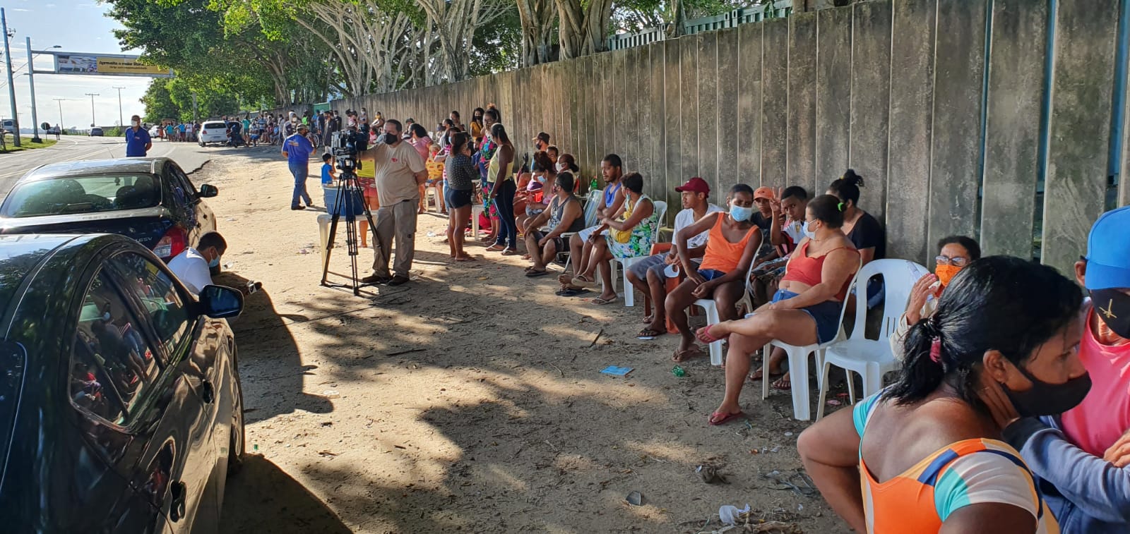 Antes do horário de a distribuição começar, a fila já contava com cerca de 150 pessoas, segundo o Sindipetro; a distribuição ocorre em apenas um ponto do município