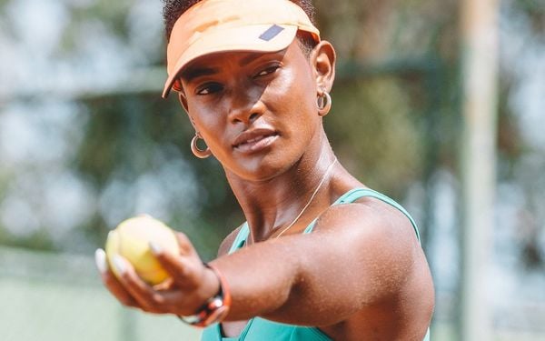 Érika Januza em cena na novela 