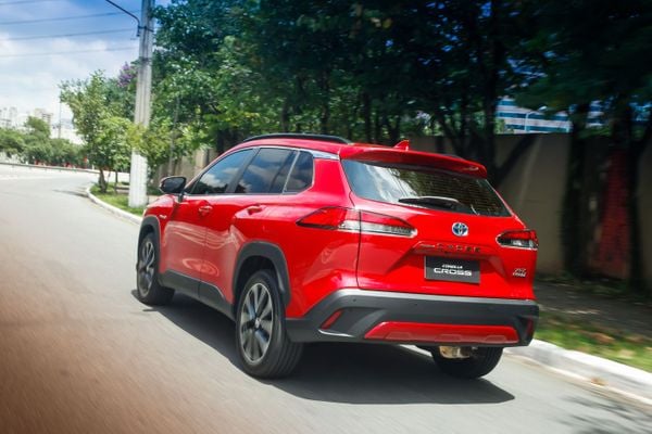 Na parte central da traseira, onde se encontra a abertura da tampa do porta-malas, está a inscrição Corolla Cross, e o spoiler traseiro, traz dinamismo ao SUV da Toyota.