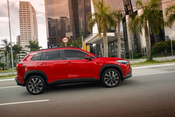 Com etanol, o modelo roda 9,6 km/l na estrada e 11,8 km/l na cidade, de acordo com informações do Inmetro. por Toyota/Divulgação