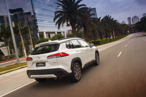 Segundo o Inmetro, o Corolla Cross híbrido é capaz de rodar 13,9 km/l na estrada e 17 km/l na cidade quando abastecido com gasolina.  por Toyota/Divulgação