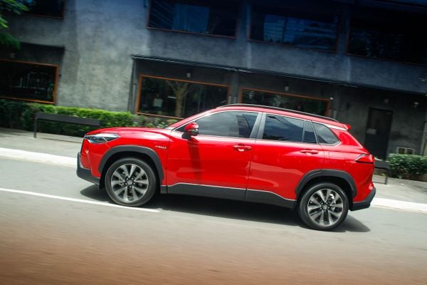 O Corolla Cross possui sistema de freios regenerativos, que acumula a energia cinética gerada pelas frenagens e a transforma em energia elétrica, alimentando a bateria híbrida. por Toyota/Divulgação