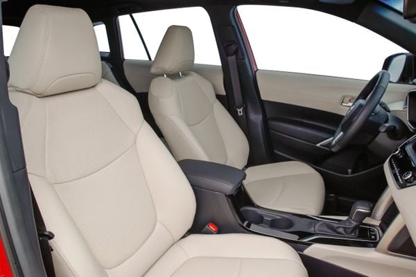 A versão topo de linha XRX Hybrid é dotada de partes revestidas de couro e material sintético bege. por Toyota/Divulgação