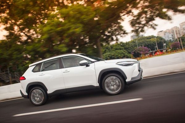 O perfil lateral do Corolla Cross é um de seus pontos mais distintos.