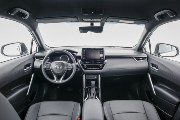 O volante de três raios com controles de áudio e computador de bordo tem acabamento em couro.