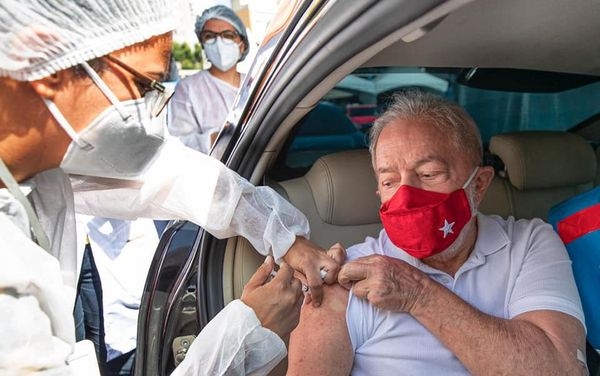 Ex-presidente Lula é vacinado contra a Covid-19 em São Paulo