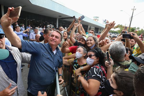 Presidente da República Jair Bolsonaro, recebe os cumprimentos de populares durante chegada à cidade de Fortaleza, em meio à pandemia de Covid-19