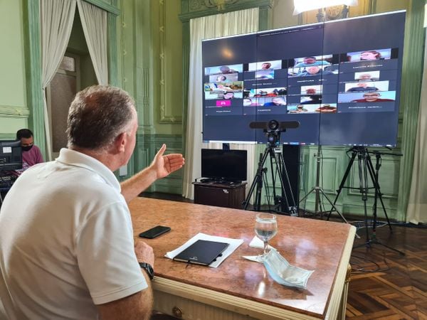 Renato Casagrande em reunião com prefeitos de 60 cidades capixabas, neste sábado