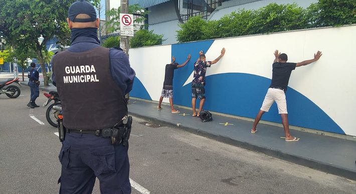 Prisão foi feita pela Guarda Municipal na manhã deste domingo (14). O rapaz, de 18 anos, tinha mandado de prisão em aberto desde janeiro