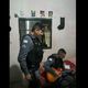 Imagem - Após prender jovem, policial toca guitarra a pedido do irmão do detido no ES