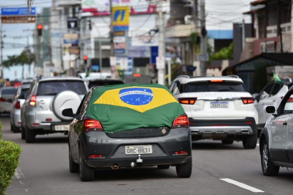 Muitos carros com adesivos de bandeiras do Brasil por Fernando Madeira 