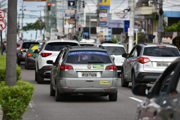 Muitos carros com adesivos de bandeiras do Brasil por Fernando Madeira 