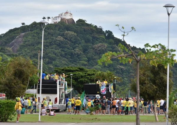Um outro grupo de apoiadores do presidente se concentrou na Praça do Papa, na Capital. por Fernando Madeira 