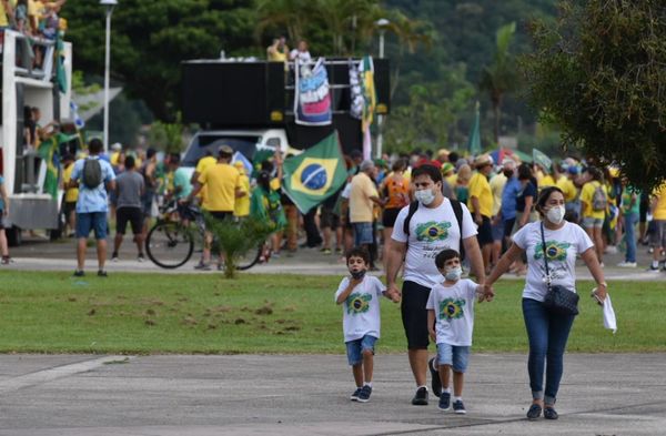 Um outro grupo de apoiadores do presidente se concentrou na Praça do Papa, na Capital. por Fernando Madeira 