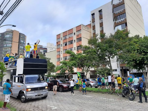 Os manifestantes foram para frente do prédio do Governador Renato Casagrande por Fernando Madeira