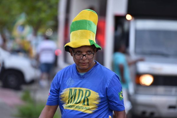 Os manifestantes foram para frente do prédio do Governador Renato Casagrande por Fernando Madeira
