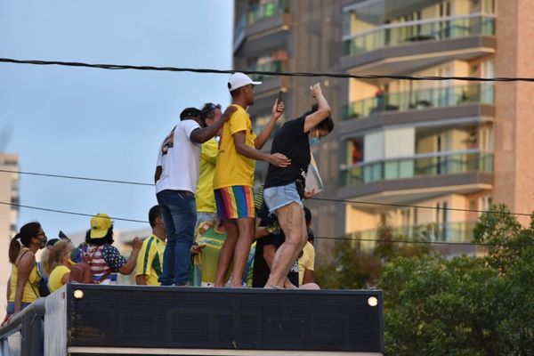 Os manifestantes foram para frente do prédio do Governador Renato Casagrande por Fernando Madeira