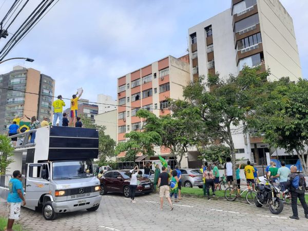 Os manifestantes foram para frente do prédio do Governador Renato Casagrande por Fernando Madeira