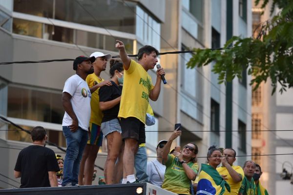 Os manifestantes foram para frente do prédio do Governador Renato Casagrande por Fernando Madeira