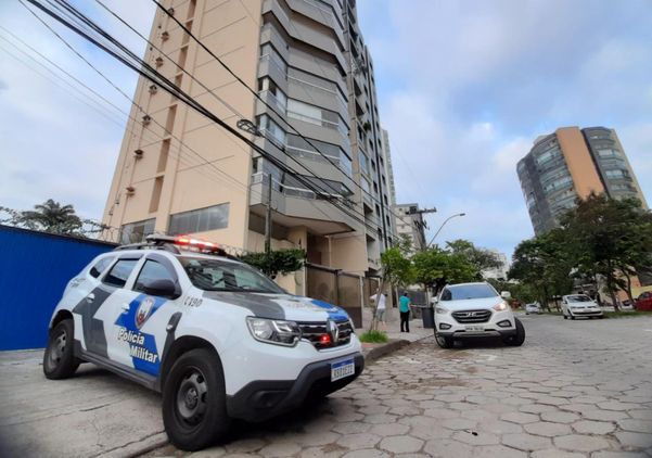 A Polícia Militar estava posicionada em frente ao prédio por Fernando Madeira