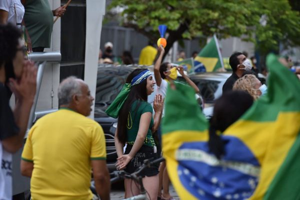 Os manifestantes foram para frente do prédio do Governador Renato Casagrande por Fernando Madeira
