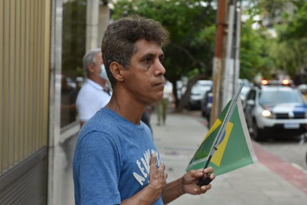 Os manifestantes foram para frente do prédio do Governador Renato Casagrande por Fernando Madeira