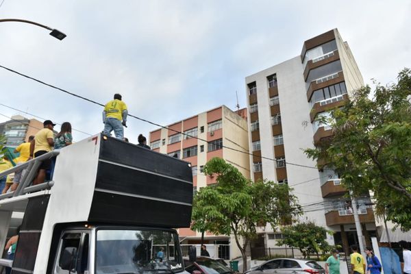 Os manifestantes seguiram para frente do prédio do Governador Renato Casagrande por Fernando Madeira