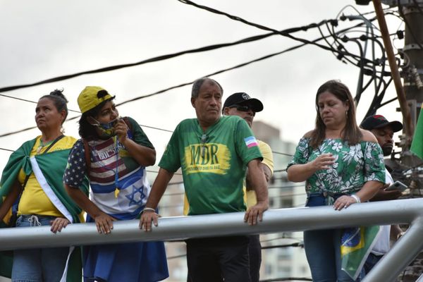 Os manifestantes foram para frente do prédio do Governador Renato Casagrande por Fernando Madeira