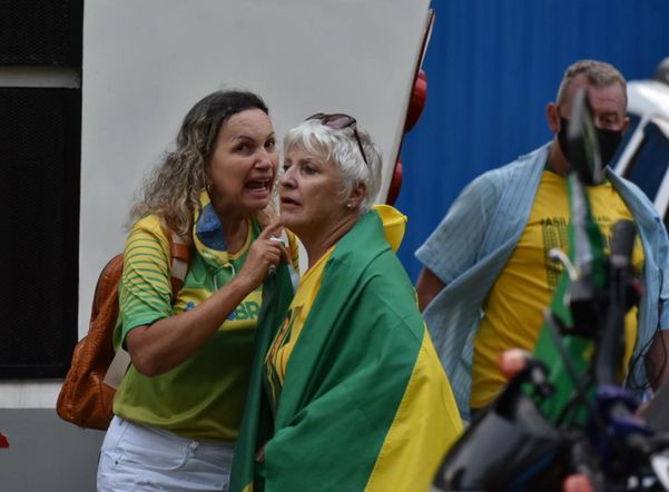 Os manifestantes foram para frente do prédio do Governador Renato Casagrande por Fernando Madeira