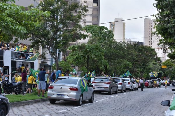 Os manifestantes foram para frente do prédio do Governador Renato Casagrande por Fernando Madeira