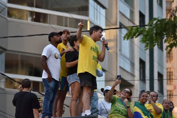 Apoiadores do Governo Jair Bolsonaro fazem carreata na tarde de domingo