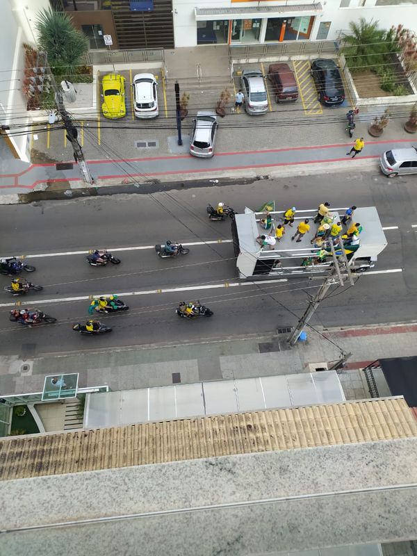 Apoiadores do presidente Jair Bolsonaro realizaram uma carreata neste domingo (14)