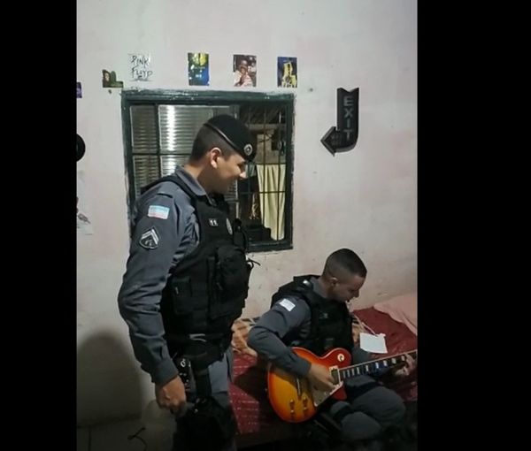 Policial toca guitarra de irmão de suspeito detido por tráfico de drogas