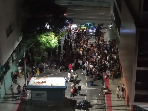 Um bar foi fechado no Centro de Vitória após denúncias de aglomeração