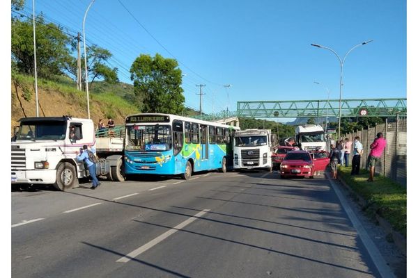 Acidente envolvendo carretas, ônibus e veículo de passeio interdita a BR 101, na Serra, na manhã desta segunda-feira (15)