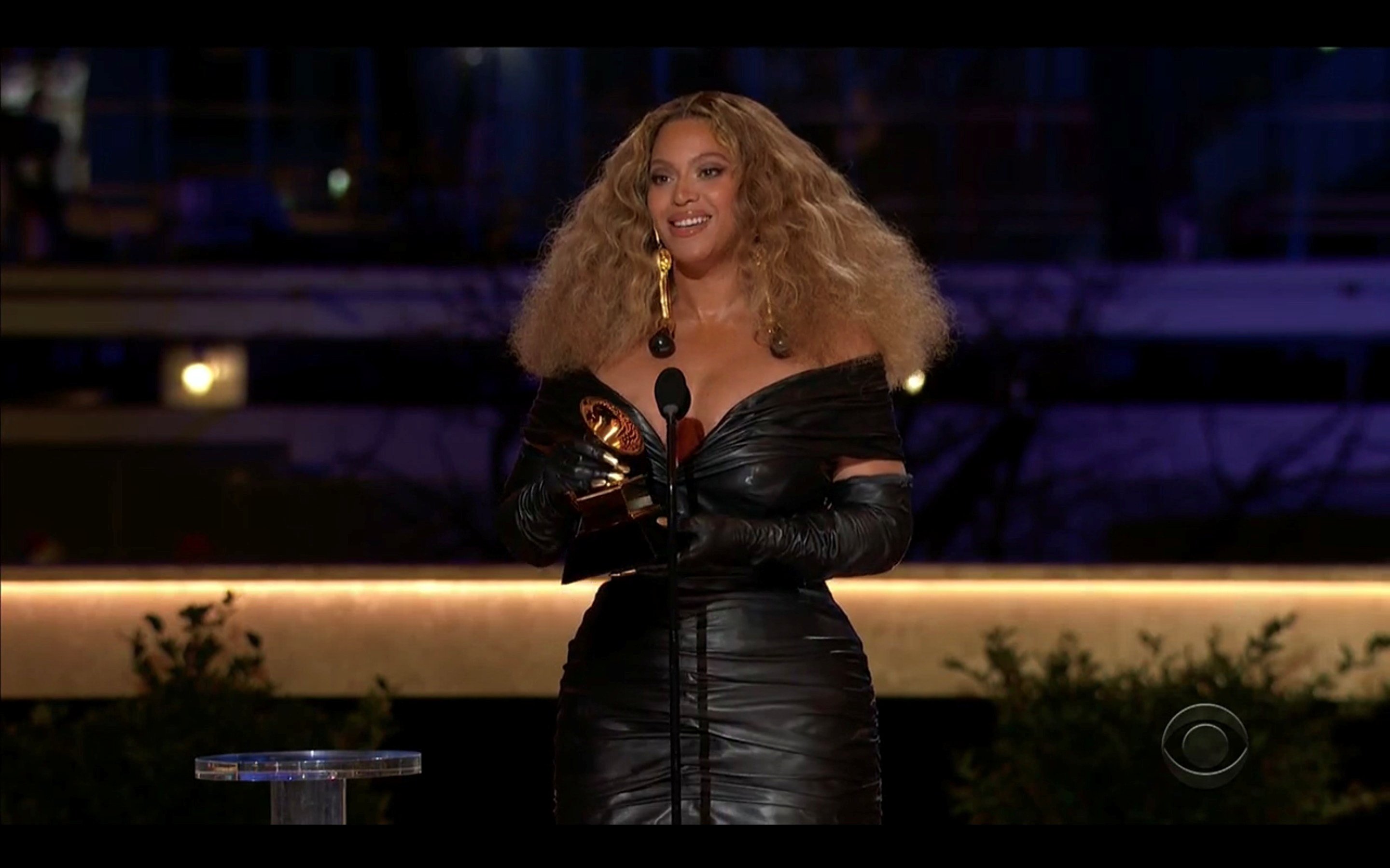 Beyoncé fez história ao vencer a sessão Melhor Canção R&B com a canção Black Parade e se tornou o artista, homem ou mulher, a se tornar a maior vencedora de Grammy da história, com 28 premiações