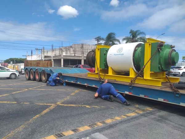 Carreta fica atravessada na BR 101, na Serra  por Jorge Félix