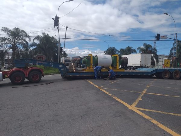 Carreta fica atravessada na BR 101, na Serra  por Jorge Félix